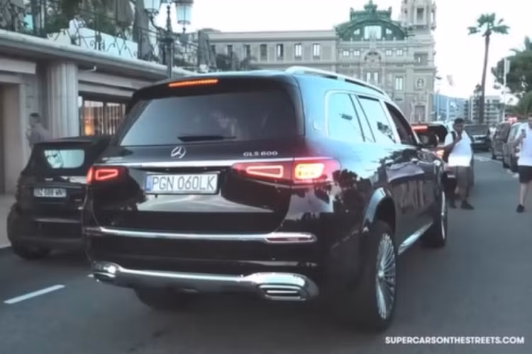 Tuy nhiên, việc này đã thu hút khá đông người dân hiếu kỳ tụ tập khiến cho việc lưu thông trên đường phố bị gián đoạn. Ngay lập tức cảnh sát đã có mặt và yêu cầu tài xế cho xe di chuyển bình thường. Nhưng không lâu sau đó, tài xế lại tiếp tục kích hoạt chế độ Free Driving Mode.
