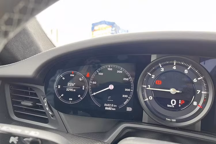 Hình ảnh cũng như video do chủ nhân chiếc xe thể thao giới hạn Porsche 911 Dakar 2023 phượt Trung Quốc cho thấy, anh đã trải qua nhiều cung đường khác nhau, từ đường đèo nguy hiểm với nhiều xe container di chuyển sát nhau, đến cao tốc, các khu dân cư đông đúc.