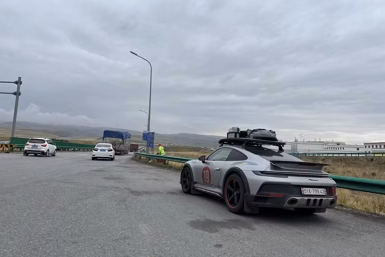 Chiếc xe thể thao giới hạn Porsche 911 Dakar 2023 của đại gia Hải Phòng đã lăn bánh được 8.682 km, số đồng hồ công tơ mét sẽ còn tăng thêm nhiều lần khi tay chơi này tiếp tục chặng đường chinh phục sa mạc Gobi.