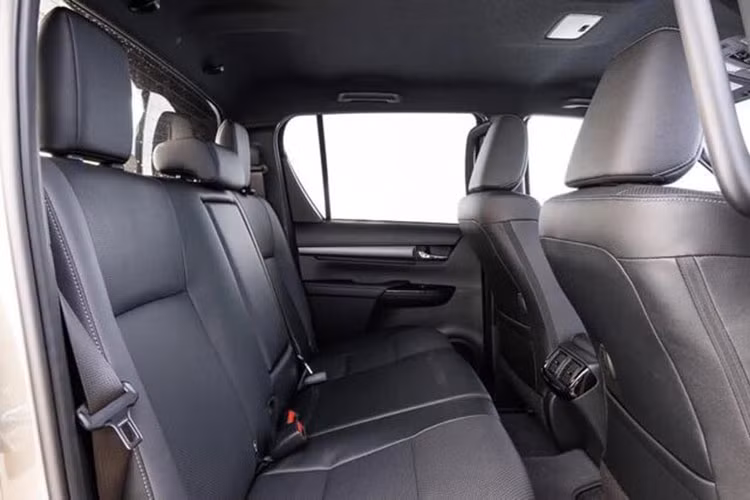 Nhiều khả năng các phiên bản khác của Toyota Hilux 2023 là 4x2 MT, 4x4 AT, 2.8 4x4 MT, 2.8 4x4 AT cũng sẽ sớm được “cập bến” Việt Nam để phục vụ người tiêu dùng.