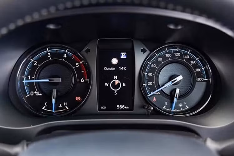 Mẫu xe bán tải Toyota Hilux 2023 sử dụng hộp số tự động 6 cấp. Về trang bị an toàn, mặc dù phiên bản 4x2 AT của Hilux không được trang bị gói Toyota Safety Sense, nhưng xe vẫn có nhiều tính năng an toàn nổi bật như: cân bằng điện tử, kiểm soát lực kéo, hỗ trợ khởi hành ngang dốc...