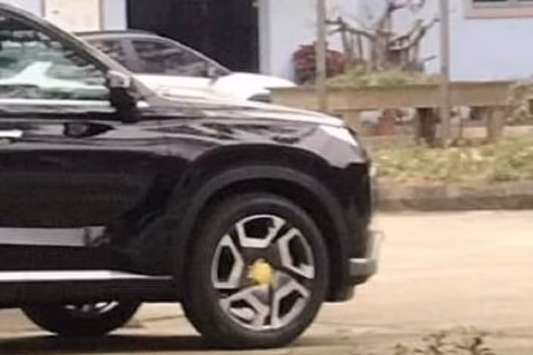 Ngoài ra, xe được trang bị gương chiếu hậu tràn viền mới và màn hình HUD lớn hơn hiện có kích thước 2,6 inch. Vô lăng cũng đổi từ 3 lên 4 chấu, phía sau là bảng đồng hồ kỹ thuật số mới.