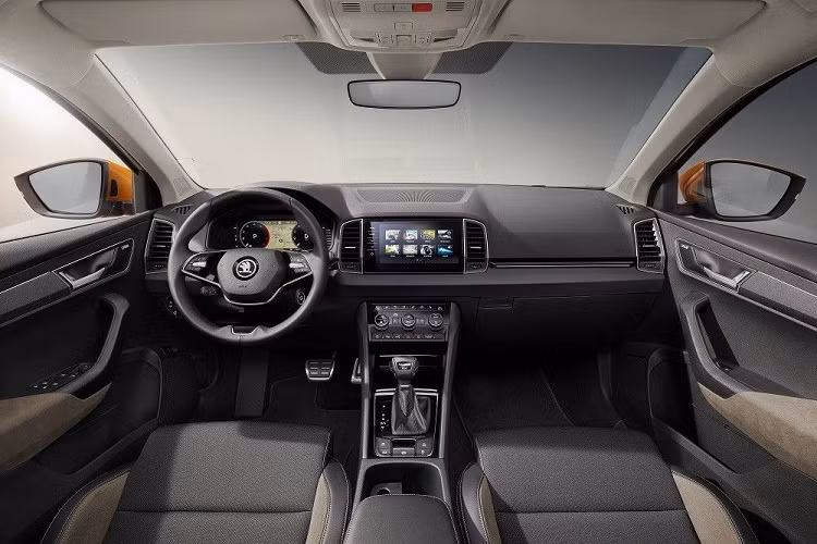 Bên trong Skoda Karoq là nội thất 5 chỗ ngồi với ghế bọc da pha nỉ. Bảng đồng hồ kỹ thuật số có kích thước 8 inch hoặc 10,25 inch tùy phiên bản. Màn hình giải trí trung tâm có 3 phiên bản với kích thước 6,5 inch, 8 inch hoặc 9,2 inch. 
