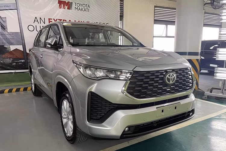 Thứ hai là hệ truyền động hybrid bao gồm máy xăng 4 xi-lanh, dung tích 2.0L với công suất tối đa 152 mã lực và mô-men xoắn cực đại 187,3 Nm. Động cơ này kết hợp với mô-tơ điện mạnh 113 mã lực và 206 Nm cùng cụm pin Ni-MH nằm bên dưới 2 ghế trước. Nhờ đó, xe có tổng công suất 186 mã lực và tiêu thụ lượng xăng trung bình chỉ 5 lít/100 km.
