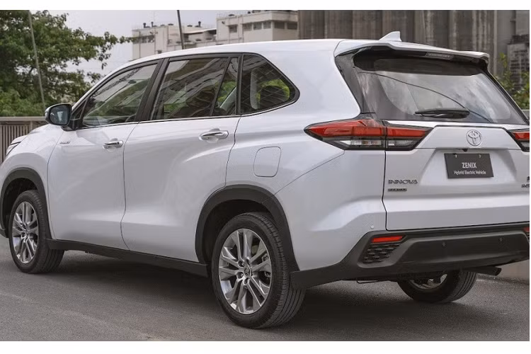 Trong khi đó, ở Ấn Độ, xe có tên riêng là Toyota Innova Hycross. Qua hình ảnh do Toyota Việt Nam tung ra, có thể thấy Innova Cross sở hữu ngoại hình giống hệt xe đang bán ở những thị trường khác. Xe cũng có lưới tản nhiệt cỡ lớn, cụm đèn pha LED nhỏ gọn, dải đèn LED định vị ban ngày kiêm đèn báo rẽ nằm thấp bên dưới và vành hợp kim 18 inch.