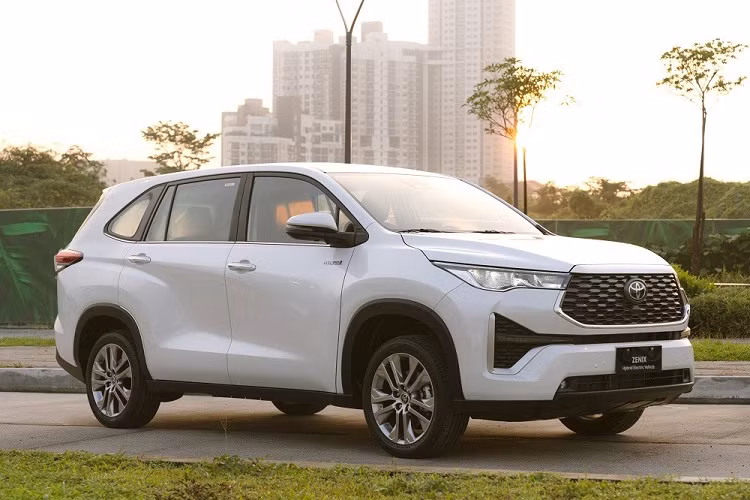 Đúng như tin đồn từ trước đó, Toyota Innova 2024 mới sẽ được bán ở Việt Nam dưới tên riêng là Innova Cross. Sở dĩ hãng chọn cái tên này là bởi Toyota Innova thế hệ mới sở hữu phong cách thiết kế như xe SUV. Ngoài ra, đây còn là cách giúp người dùng phân biệt giữa xe thế hệ mới và cũ.