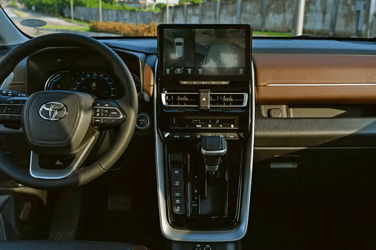 Nguyên nhân là bởi Toyota Innova thế hệ cũ dự kiến sẽ tiếp tục được bán song song trên thị trường nhằm phục vụ đối tượng khách hàng kinh doanh dịch vụ. Như vậy, Toyota Innova thế hệ mới tại Việt Nam sử dụng tên gọi hoàn toàn khác so với xe ở những thị trường còn lại. Tại các thị trường Đông Nam Á khác, xe được gọi là Toyota Innova Zenix.