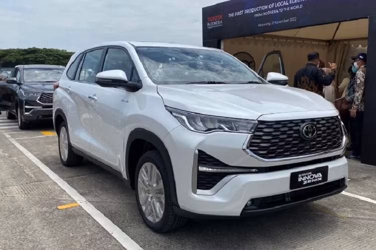 Theo tiết lộ của Toyota Việt Nam, Innova Cross sẽ được trang bị khoang nội thất với không gian mở. Bên cạnh đó là ghế bọc da, điều hòa tự động, phanh tay điện tử và cốp đóng/mở điện. Ngoài ra, hãng còn xác nhận việc Toyota Innova Cross 2024 tại Việt Nam sẽ có phiên bản hybrid. 