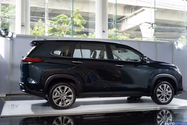 Ngoài ra, phiên bản hybrid còn có 4 chế độ lái là EV, Eco, Normal và Power.Khác với xe thế hệ cũ đang bán tại Việt Nam, Toyota Innova Cross mới sẽ được nhập khẩu nguyên chiếc từ Indonesia và nhắm đến đối tượng khách hàng mua xe phục vụ gia đình.