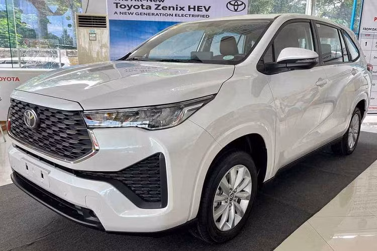 Được phát triển dựa trên khung gầm TNGA, Toyota Innova Cross tại Việt Nam sẽ có 2 tùy chọn động cơ. Đầu tiên là động cơ xăng Dynamic Force 4 xi-lanh, dung tích 2.0L, sản sinh công suất tối đa 174 mã lực và mô-men xoắn cực đại 205 Nm. Động cơ đi kèm hộp số tự động biến thiên vô cấp CVT.