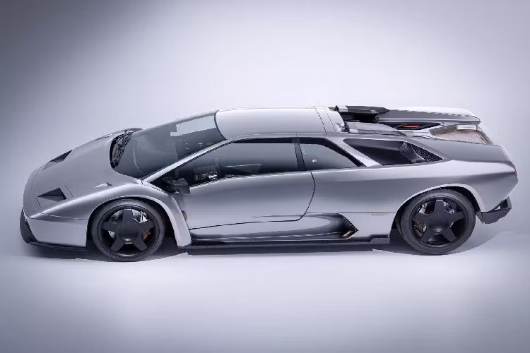 Được sản xuất từ 1990 đến 2001, chiếc Diablo là sản phẩm ra đời trong thời kỳ Lamborghini vẫn đang được sở hữu bởi Chrysler. Vì thế, triết lý tạo nên mẫu siêu xe này khác biệt rất nhiều so với những sản phẩm về sau, khi mà hãng siêu xe Ý về dưới trướng tập đoàn Volkswagen. Diablo không chỉ có hiệu năng rất mạnh mẽ nhờ động cơ V12 mà còn nổi bật về tính lịch sử, do đó Eccentrica đã quyết định chọn mẫu xe này cho dự án phục chế restomod.