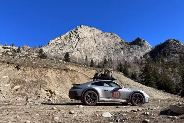 Hiện tại, đại gia Hải Phòng và Porsche 911 Dakar 2023 này đã về đến nhà được 2 tuần, anh đang trong quá trình làm đẹp cũng như trang điểm lại bộ mâm 5 chấu đơn cho xe theo yêu cầu màu sắc của cộng đồng mạng, hiện chưa rõ sẽ chốt phương án màu nào, nhưng có lẽ, 7 sắc cầu vồng hiện trên 4 bộ mâm này sẽ không có gì quá bất ngờ trước sự chiều lòng cho cư dân mạng từ chủ xe.