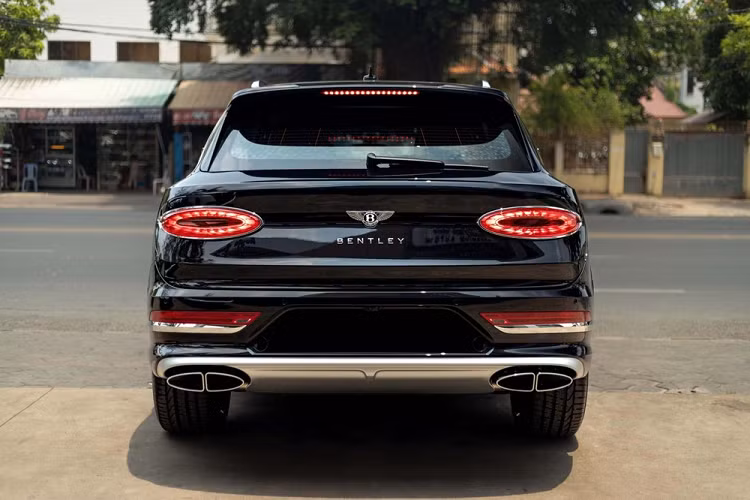 "Trái tim" của Bentley Bentayga EWB Azure First Edition 2023 vẫn là động cơ xăng V8, tăng áp, dung tích 4.0L, sản sinh công suất tối đa 542 mã lực và mô-men xoắn cực đại 770 Nm như bản tiêu chuẩn. Sức mạnh này giúp chiếc xe SUV siêu sang có thể tăng tốc từ vị trí xuất phát lên 100 km/h trong 4,6 giây trước khi đạt vận tốc tối đa 290 km/h.