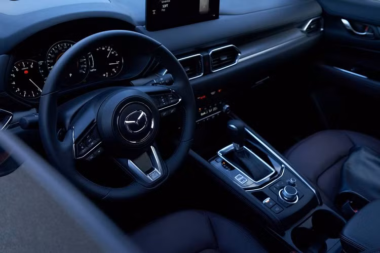 Đuôi xe Mazda CX-5 2023 được nhiều khách hàng và giới chuyên gia đánh giá cao ở sự đơn giản mà đẹp mắt. Cụm đèn hậu LED dạng mắt chim ưng kết hợp với cản sau được thiết kế tối giản, có phần thể thao và năng động hơn. Bên dưới là hệ thống ống xả kép dạng tròn đối xứng.