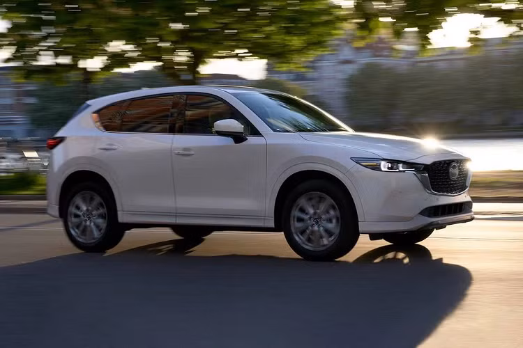 Trên thực tế, Mazda CX-5 2023 là bản nâng cấp giữa vòng đời, đã được ra mắt toàn cầu từ năm 2021. Về mặt thiết kế, chiếc SUV của thương hiệu Nhật vẫn được áp dụng ngôn ngữ KODO. Tuy nhiên, xe được tinh chỉnh một số chi tiết nhằm mang đến cái nhìn thanh thoát và sang trọng hơn.
