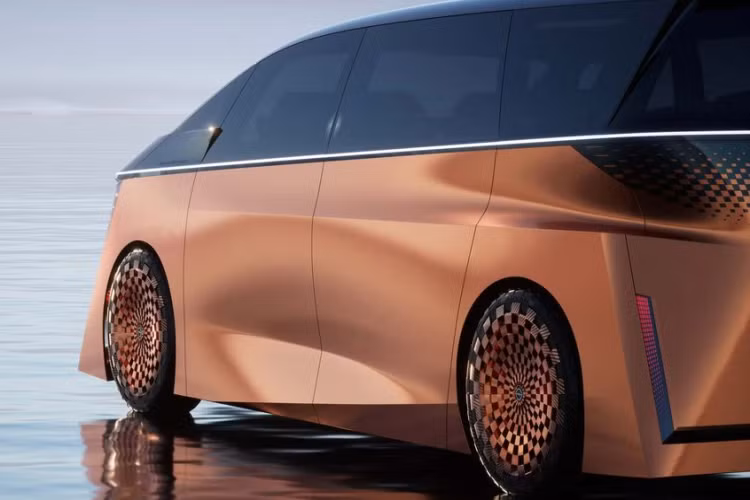 Khu vực bên hông của Hyper Tourer Concept cũng ấn tượng không kém với thiết kế bánh xe lạ mắt và cửa lùa hai chiều. Ngoài ra, gần như toàn bộ khu vực phía trên của mẫu xe concept này đều được làm từ kính, điều này giúp tối ưu hóa lượng ánh sáng tự nhiên vào trong cabin.