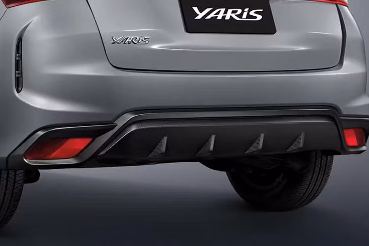 Đằng sau, Toyota Yaris 2023 giữ nguyên thiết kế đèn hậu cũ. Tuy nhiên, xe có thêm khe gió nằm dọc ở hai góc cản sau và bộ khuếch tán gió màu đen nằm giữa 2 đèn phản quang. Tại thị trường Thái Lan, Toyota Yaris 2023 có những trang bị ngoại thất tiêu chuẩn như đèn pha projector LED, đèn hậu LED, anten vây cá trên nóc và tay nắm cửa/ốp gương chiếu hậu sơn cùng màu thân xe.