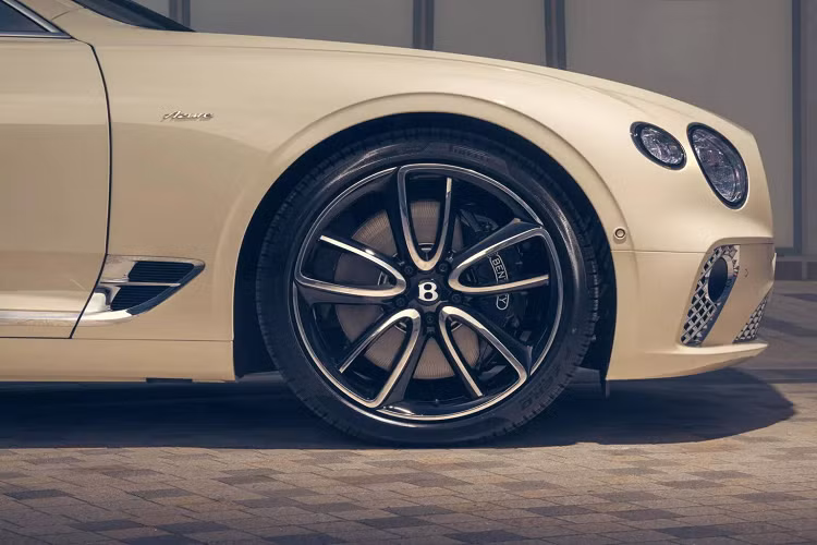 Chiếc Bentley Continental GT Azure 2023 mới được sơn màu Trắng Old English White, gần giống màu trắng ngà trên R-Type Continental 1953. Bên cạnh đó, nhiều chi tiết ngoại thất của xe được mạ chrome sáng, bao gồm cả lưới tản nhiệt.