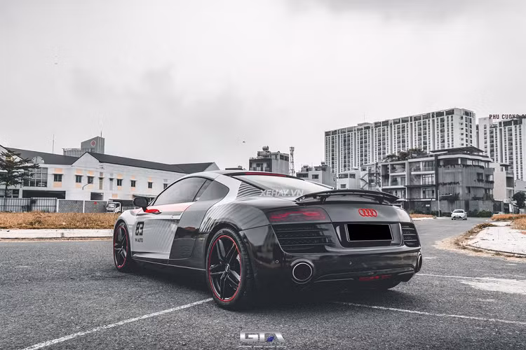 Mặc dù có tuổi đời khá cao nhưng nhìn tổng thể, kiểu dáng và thiết kế của Audi R8 V8 trông vẫn rất thời thượng, không hề bị lỗi mốt so với các siêu xe đời mới. Audi R8 V8 thể thao, mạnh mẽ với hốc hút gió trước/sau 3 nan.