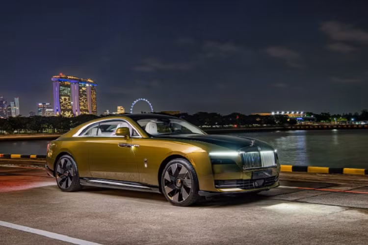 Chiếc coupe Spectre ra mắt tại Đông Nam Á gây ấn tượng với phần đầu xe là lưới tản nhiệt được thiết kế dạng thác nước với những nan nằm dọc đặc trưng của thương hiệu Rolls-Royce. Trong đêm tối, lưới tản nhiệt được chiếu sáng nhẹ nhàng, nhờ 22 đèn LED được phun mài mòn (sandblasted) ở các cánh tản nhiệt ở phía sau. 