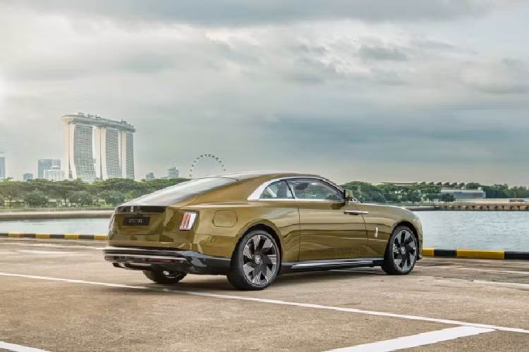 Xe được trang bị các tính năng công nghệ Bespoke tiên tiến nhất, lấy cảm hứng từ vẻ đẹp huyền bí, vượt thời gian của bầu trời đêm. Lần đầu tiên trên một chiếc Rolls-Royce thương mại, Spectre được trang bị sẵn Starlight Doors, kết hợp 4.796 ngôi sao toả ra ánh sáng nhẹ nhàng.