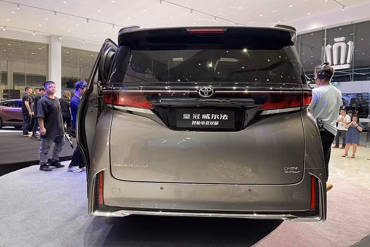 Tiếp đến là hốc đèn sương mù nằm dọc ở hai góc đầu xe và cản trước được bao quanh bằng nẹp mạ crôm. Điểm nhấn tiếp theo của Toyota Crown Vellfire 2024 là đường chân kính hình chữ "Z" mới lạ mắt, nẹp mạ crôm kéo dài từ cột A đến cánh gió mui và vành hợp kim 19 inch, phay xước 2 màu. Ngoài ra, xe còn có cửa lùa và bệ bước chân chỉnh điện Universal Steps mới.