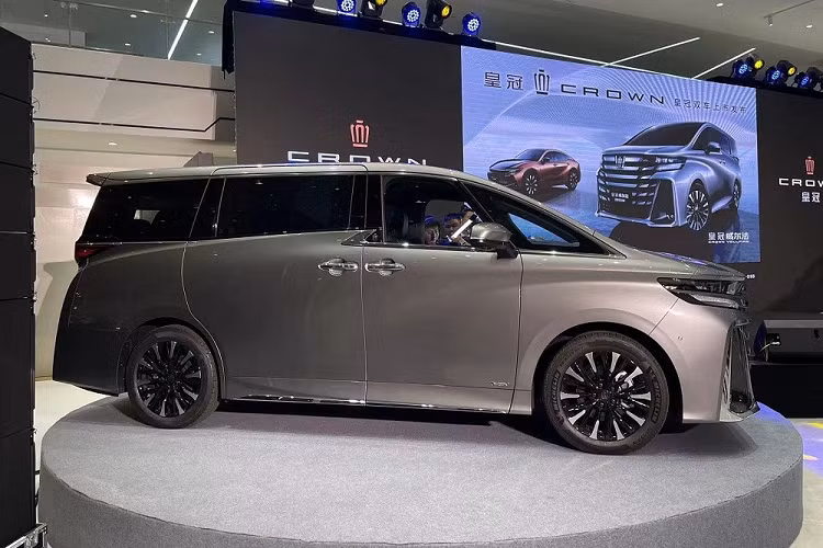 So với Vellfire ở Nhật Bản, Toyota Crown Vellfire 2024 dành cho Trung Quốc sở hữu thiết kế ngoại thất và nội thất không thay đổi nhiều. Sự khác biệt lớn nhất nằm ở logo của xe. Tương tự các mẫu xe thuộc dòng Toyota Crown khác, mẫu MPV này cũng sở hữu logo hình chiếc vương miện trên đầu xe, vành la-zăng và vô lăng.