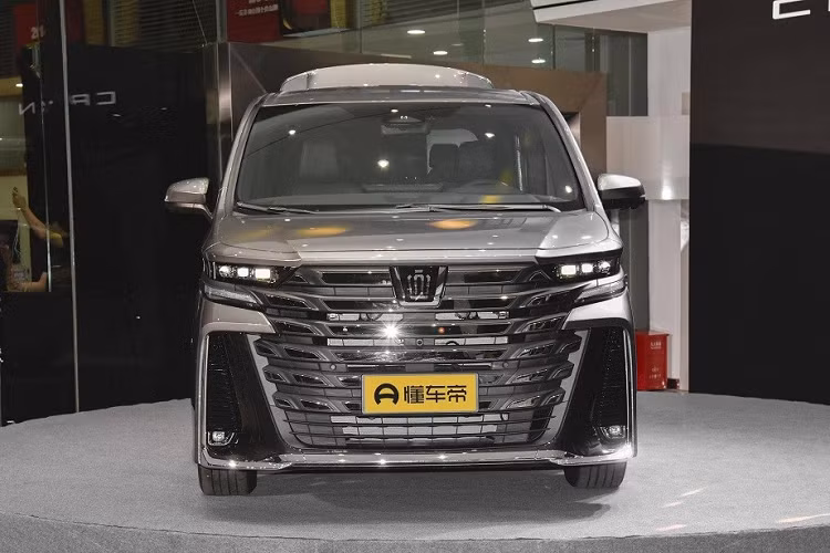 Ở thế hệ mới, Toyota Crown Vellfire được trang bị lưới tản nhiệt cỡ lớn, kéo dài gần hết cản trước và đi kèm các nan mạ crôm nằm ngang. Nằm hai bên lưới tản nhiệt là cụm đèn pha nhỏ gọn với 3 bóng LED bên trong. Trong khi đó, dải đèn LED định vị ban ngày của xe được đặt bên dưới đèn pha.