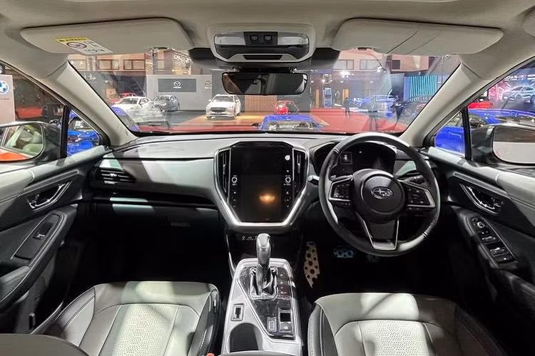Thiết kế nội thất của Subaru Crosstrek cũng hướng nhiều tới sự thể thao. Phía sau vô-lăng vẫn là bảng đồng hồ dạng analog kết hợp màn TFT nhỏ, màn hình giải trí trung tâm có kích cỡ 11,6 inch đặt dọc, hỗ trợ kết nối Apple CarPlay/Android Auto và tích hợp luôn các nút bấm điều chỉnh hệ thống điều hòa tự động. 