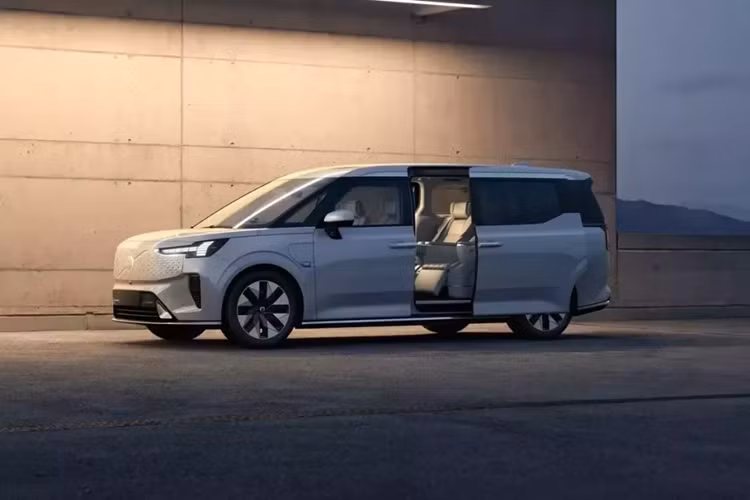 Tương tự đèn pha, đèn hậu của Volvo EM90 cũng có thiết kế hình búa Thor nằm ngang. Ngoài ra, xe còn có hàng loạt chi tiết mạ crôm như nẹp trên cản trước/sau, nẹp dưới cửa và nẹp tích hợp vào đèn hậu.