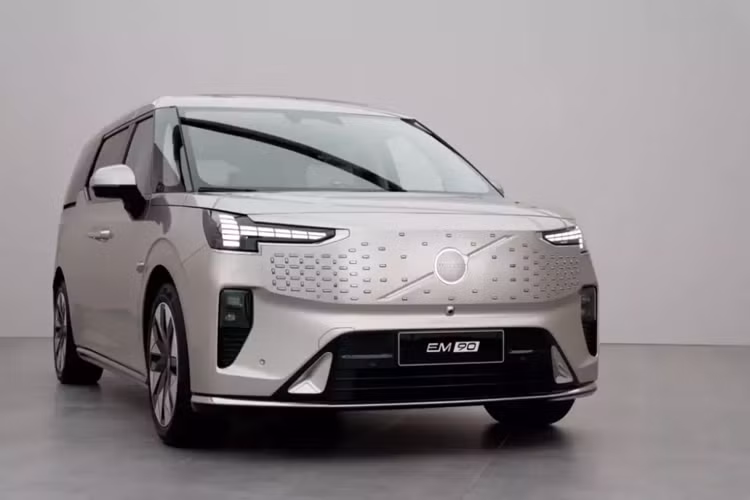Mức giá xe Volvo EM90 2024 chỉ dành cho thị trường Trung Quốc khởi điểm lên đến 818.000 Nhân dân tệ (khoảng 2,75 tỷ đồng). Như vậy, mẫu xe này đắt hơn hẳn so với người anh em Zeekr 009 vốn có giá từ 499.000 - 588.000 Nhân dân tệ (khoảng 1,67 - 1,97 tỷ đồng).