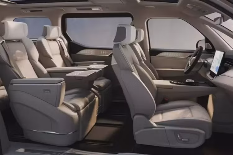 Theo hãng Volvo, chỉ cần bật công tắc hoặc dùng câu lệnh, bạn có thể biến nội thất của EM90 thành "rạp hát, phòng họp hoặc thậm chí phòng ngủ". Các màn hình, hệ thống ghế, cửa sổ, điều hòa và đèn bên trong xe sẽ được điều chỉnh để phù hợp với nhu cầu sử dụng của hành khách.