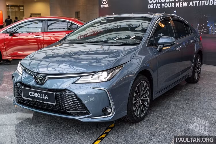 Vào hồi tháng 6 năm nay, hãng Toyota đã giới thiệu phiên bản nâng cấp nhẹ của dòng xe Corolla Altis ở thị trường Thái Lan. Sau Thái Lan, đến lượt thị trường Malaysia đón nhận mẫu sedan hạng C này. Ở Malaysia, Toyota Corolla Altis 2023 mới có 3 phiên bản là 1.8E, 1.8G và GR Sport. Giá bán của mẫu xe này dao động từ 139.800 - 152.800 RM (khoảng 727 - 795 triệu đồng), tăng nhẹ so với thời điểm đầu năm nay.
