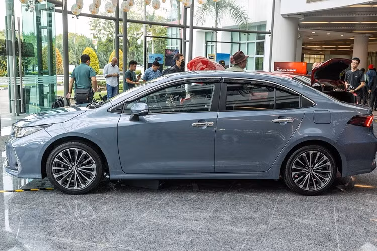 Tương tự xe ở Thái Lan, mẫu xe sedan Toyota Corolla Altis 2023 ở Malaysia cũng chỉ thay đổi nhẹ trong thiết kế và trang bị. Cụ thể, xe được bổ sung lưới tản nhiệt với mắt lưới đa điểm mới thay vì nan nằm ngang như phiên bản cũ. Bên cạnh đó là các loại vành la-zăng mới với đường kính 16 inch ở bản tiêu chuẩn và 17 inch ở bản cao cấp.