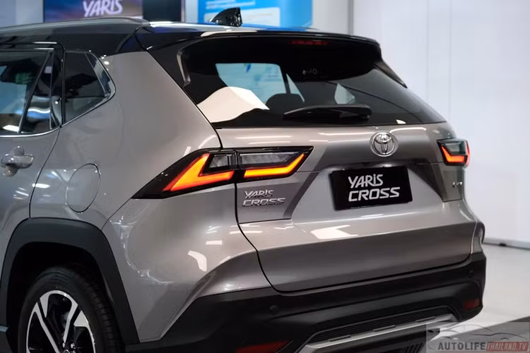 Hàng ghế sau tích hợp tựa tay với giá để cốc; Vô lăng điều chỉnh 4 hướng, bọc da và sơn mạ kim loại; Vô lăng tích hợp điều khiển đa chức năng; Đồng hồ lái kỹ thuật số với màn hình đa thông tin TFT màu 7 inch. Màn hình cảm ứng giải trí 10,1 inch; Hỗ trợ Apple CarPlay và Android Auto không dây; Kết nối Bluetooth, USB; Âm thanh Pioneer 6 loa; Điều hào tự động hỗ trợ lọc bụi mịn PM 2.5...
