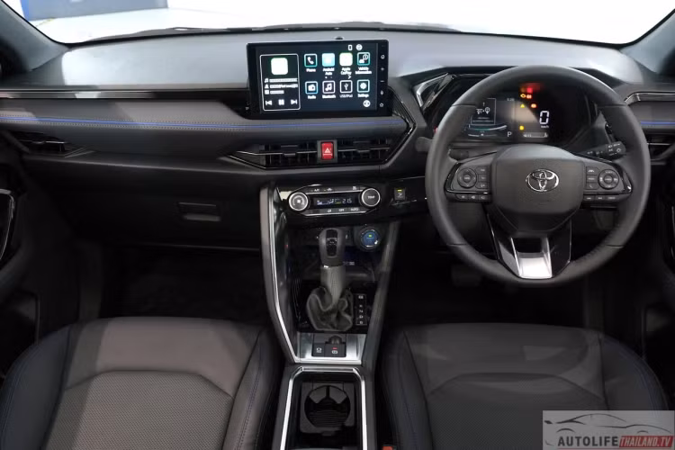 Đi kèm là hộp số vô cấp e-CVT, bộ pin Lithium-ion 0,7 kWh, dẫn động cầu trước FWD và tương thích với nhiên liệu E20. Tốc độ tối đa theo công bố 160 km/h.