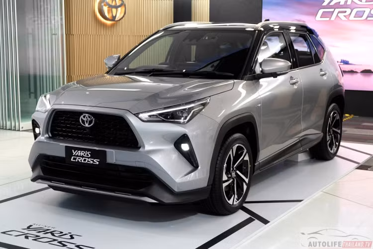 Trong khi đó, màu trắng ngọc trai sẽ có giá +8 triệu đồng, bản phối 2 tông màu sẽ có giá +12 triệu đồng. Như vậy, giá bán Yaris Cross tại Thái Lan rẻ hơn đến hơn 200 triệu đồng so với tại Việt Nam.