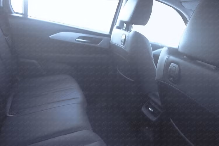 Ở phía sau, chiếc SUV cỡ lớn Haval H5 2023 áp dụng thiết kế cụm đèn hậu dọc và được nối với nhau bằng một tấm trang trí màu đen, logo tiếng Anh của thương hiệu Haval nằm ở trung tâm, ống xả to lớn, được đặt đối xứng 2 bên. Cuối cùng là xe có kích thước bao gồm chiều dài, rộng và cao lần lượt là 5.190 mm, 1.905 mm và 1.835 mm, chiều dài cơ sở 3.140 mm.