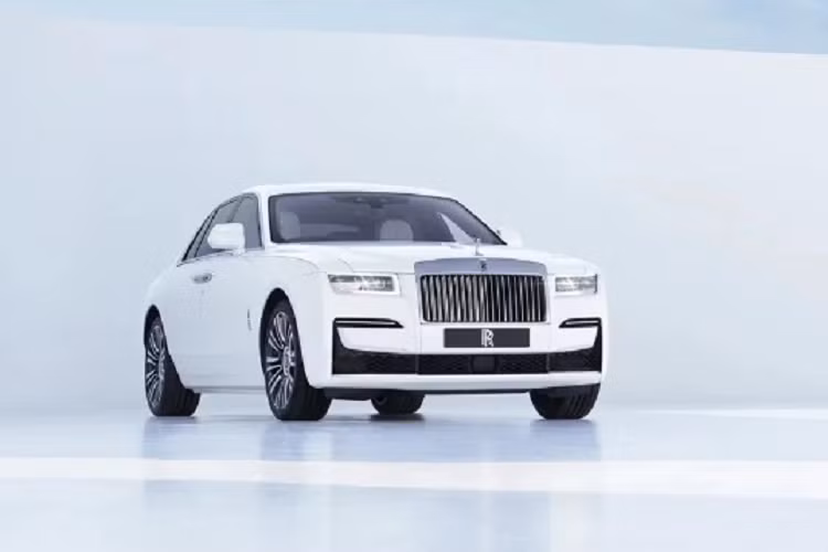 Hãng xe Rolls-Royce đã chuyển từ khung thép sang khung nhôm nhằm hạn chế âm thanh, cách nhiệt vách ngăn của ô tô bằng 2 lớp cách âm, làm trơn các ống dẫn điều hòa không khí và sửa đổi cần gạt nước kính chắn gió.