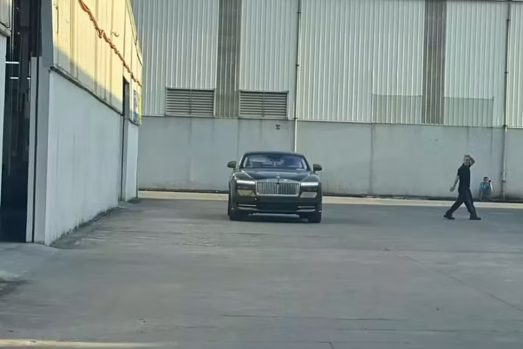Việc Rolls-Royce Spectre siêu sang chạy điện xuất hiện, đồng nghĩa thuế những mẫu xe nang lượng mới của Rolls-Royce sẽ rẻ hơn rất nhiều trong tương lai.