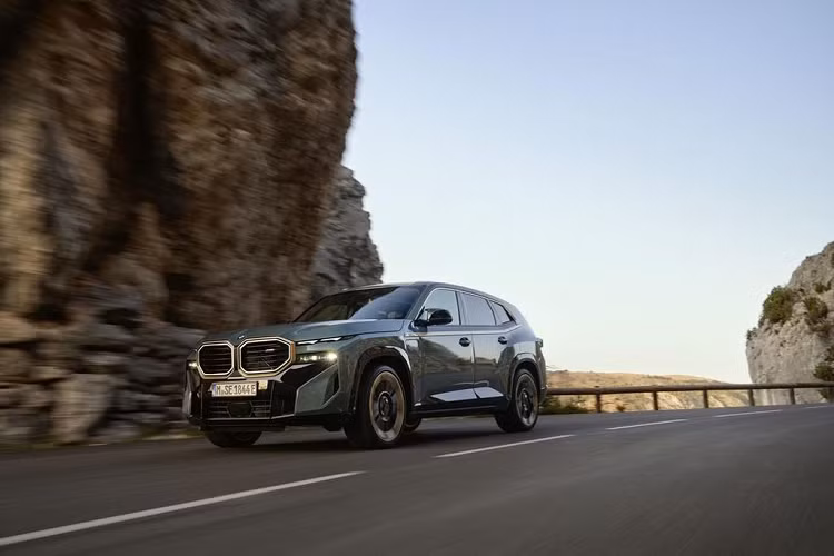 Đáng chú ý, BMW XM 2023 còn được trang bị hệ thống chống lật chủ động với thanh cân bằng điều khiển điện tử tiêu chuẩn và hệ thống đánh lái cầu sau – lần đầu tiên xuất hiện trên mẫu BMW M.