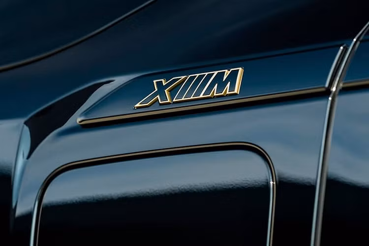 “Sức mạnh” trên cho phép BMW XM 2023 có thể tăng tốc từ 0-96 km/h trong thời gian 4,1 giây, trước khi đạt tốc độ tối đa 250 km/h. Nếu khách hàng mua thêm gói M Driver’s Package tùy chọn, xe có thể đạt tốc độ tối đa lên đến 270 km/h.