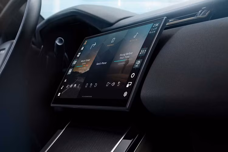 Chiếc đầu tiên trong số đó sẽ là một chiếc Range Rover GT 4 cửan chạy điện có giá khởi điểm 123.920 USD (khoảng 2,9 tỷ đồng), có phạm vi hoạt động lên tới 700 km và là chiếc Jaguar mạnh mẽ nhất trong lịch sử. Các chi tiết cụ thể sẽ được công bố vào cuối năm nay và việc giao hàng dự kiến sẽ bắt đầu vào năm 2025.