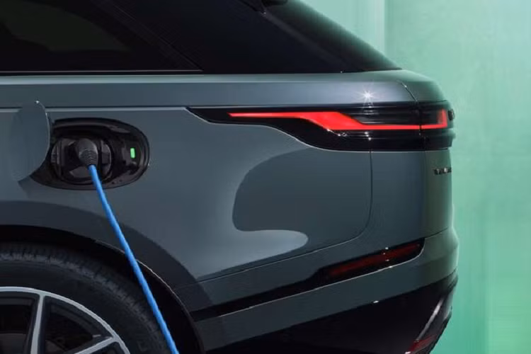 JLR đặt mục tiêu sẽ là hãng xe thuần điện vào năm 2030. Nhằm hiện thực hóa mục tiêu này, Range Rover thuần điện sẽ được trình làng vào cuối năm nay. Bên cạnh đó, Jaguar cũng có kế hoạch giới thiệu tới 3 mẫu xe điện mới.
