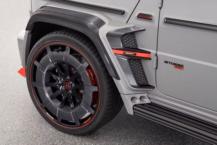 Tất nhiên là còn nhiều đường giúp giá xe giảm như ra biển CV, NG hay cố tình đăng ký là xe Mercedes-AMG G63 để hạ giá xe xuống và từ đó, giúp chủ nhân có thể tiết kiệm hầu bao vài chục tỷ đồng. Ở diện mạo thiết kế, dù dựa trên xe Mercedes-AMG G63 nhưng mẫu xe 900 Rocket Edition đã được Brabus định nghĩa lại đỉnh cao của danh mục SUV tốc độ với khái niệm khí động học thân rộng mới được phát triển giúp xe bè hơn khoảng 10 cm so với bản tiêu chuẩn.
