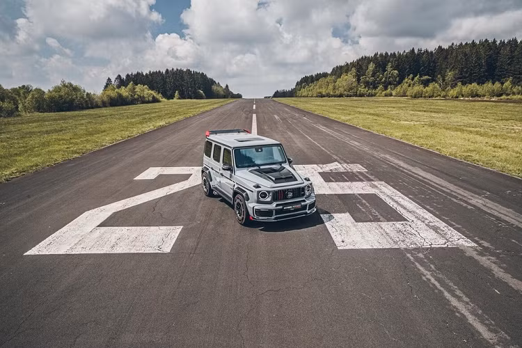 Sau hàng trăm sản phẩm độ Brabus đang lăn bánh tại Việt Nam từ hàng "loại 3" đến hàng "xịn" nhập từ nước ngoài, cuối cùng, Brabus cũng đã xuất hiện chính thức ở nước ta vào năm ngoái, thông qua triển lãm Vietnam Motor Show 2022. Sắp tới đây, 1 số thông tin cho biết, khủng long Brabus 900 Rocket Edition sẽ về Việt Nam. 