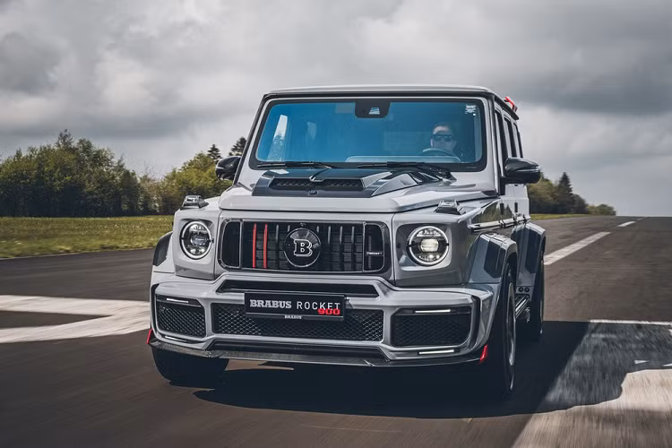 Đánh giá nhanh mẫu xe SUV Brabus 900 Rocket Edition sắp về Việt Nam trong năm nay dễ dàng thấy đây là siêu phẩm độ từ Mercedes-AMG G63 không dành cho số đông không chỉ bởi số lượng giới hạn 25 xe mà còn ở mức giá bán đắt gấp 3,5 lần xe tiêu chuẩn.