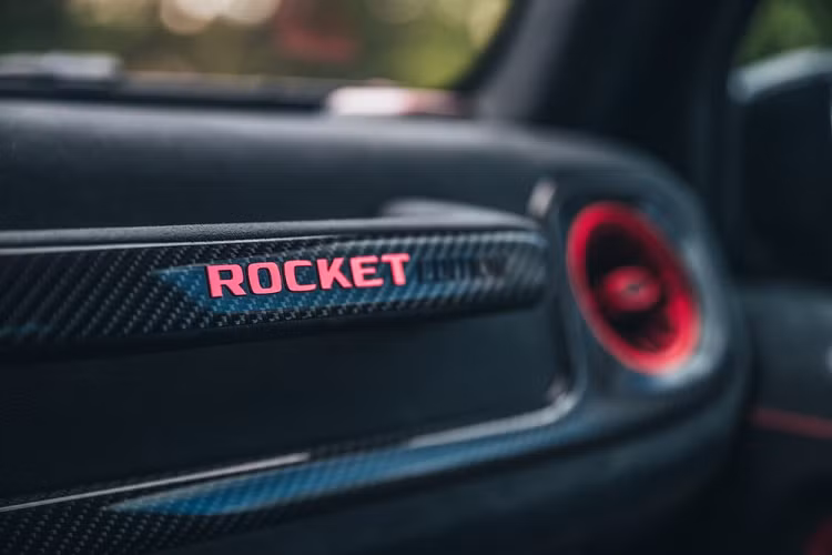 900 Rocket Edition vẫn dựa trên khối động cơ V8 của Mercedes-AMG G63 nhưng đã được Brabus trang bị loại dung tích xi-lanh lên đến 4.5 lít, ngoài ra là bộ tăng áp, tinh chỉnh lại hệ thống phun nhiên liệu, đánh lửa, cũng như đường ống dẫn xuống cỡ 3 inch và cuối cùng là tăng mức điều khiển áp suất của ECU. 