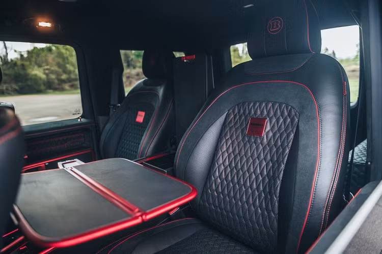Khách hàng khi chọn mua xe Brabus 900 Rocket Edition có thể lựa chọn 1 trong 2 màu ngoại thất là xám Stealth hoặc đen Signature nhưng nếu thích màu hồng hay xanh nước biển, đừng lo, hãng Brabus sẽ không phụ lòng bạn. Hàng ghế sau của Brabus 900 Rocket Edition cũng được bổ sung thêm 1 cặp bàn làm việc như các mẫu xe sang đến siêu sang. 
