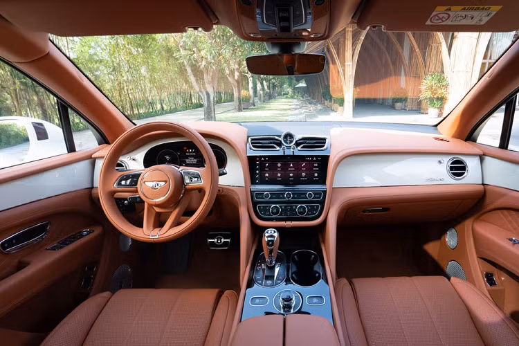 Là mẫu xe siêu sang, khoang cabin của Bentley Bentayga EWB tràn ngập da, gỗ cao cấp. Không gian nội thất của xe có thể được cá nhân hóa với hơn 24 tỷ tổ hợp tùy chọn khác nhau, giúp khách hàng dễ dàng thể hiện mong muốn của bản thân. 